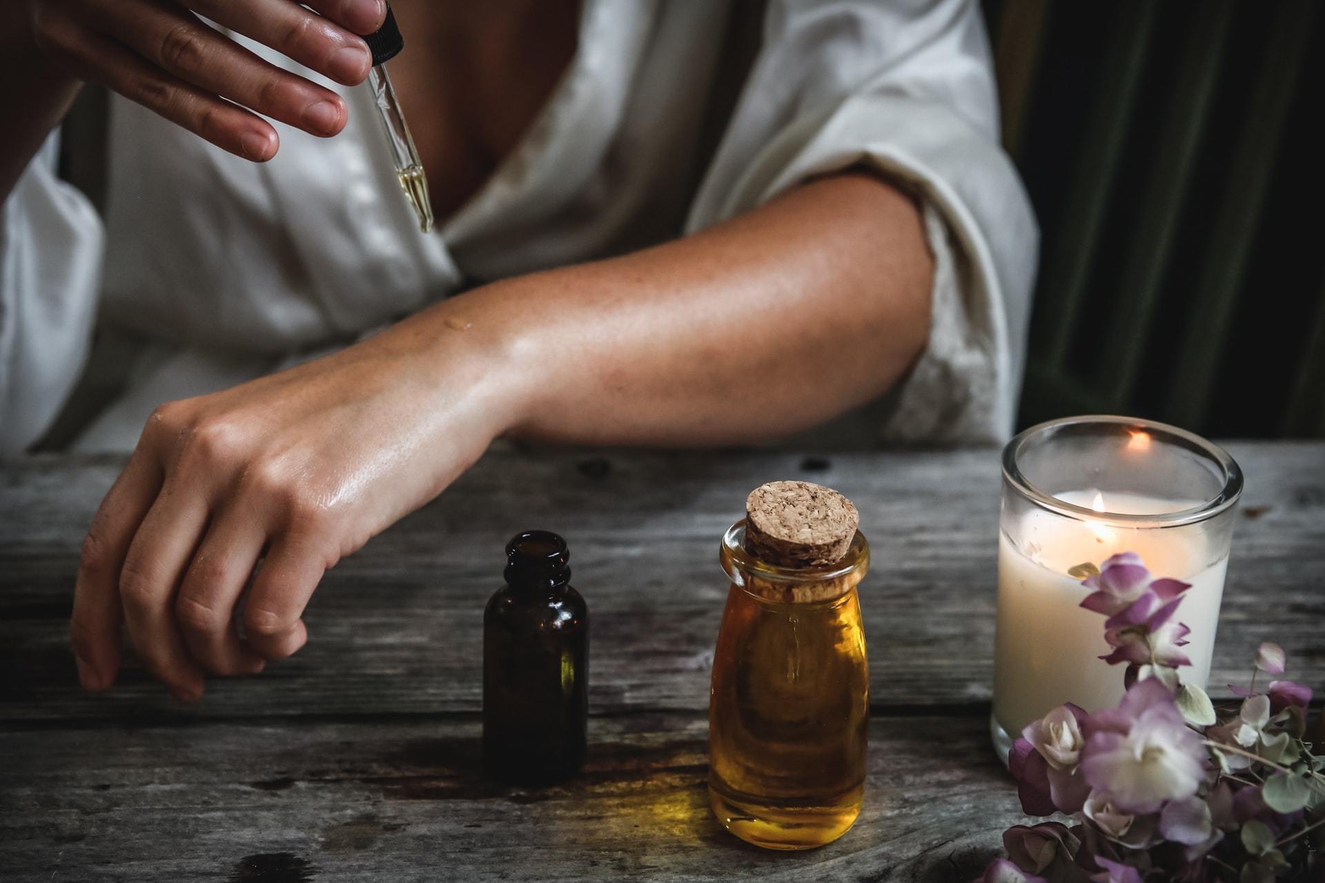 L’huile essentielle d’estragon pour lutter contre les règles douloureuses